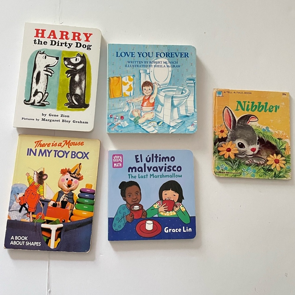 Bundle of 5 Children's Story Books, Love You Forever, El último malvavisco …..